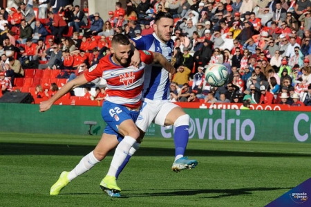 Gonalos en una acción del último encuentro ante el Deportivo Alavés (JOSÉ M. BALDOMERO)