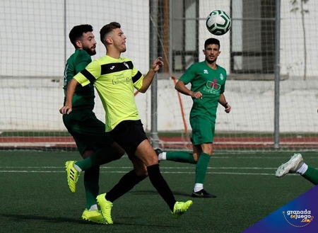 Javi Prieto en una jugada en el partido jugado en Atarfe (JOSÉ M. BALDOMERO)