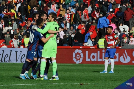 Los jugadores del Levante celebran la victoria a la conclusión del encuentro (JOSÉ M. BALDOMERO)