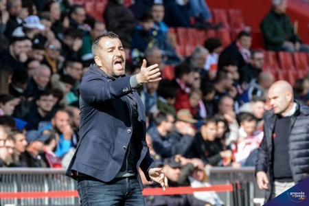 Diego Martínez, que volvió al banquillo tras su sanción, en una acción del encuentro (JOSÉ M. BALDOMERO)