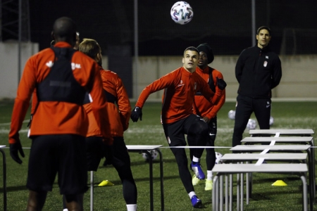 Álex Martínez remata un balón en un entrenamiento (GRANADA CF)