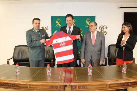 Entrega de la camiseta del Granada CF a la Guardia Civil (GUARDIA CIVIL) Entrega de la camiseta del Granada CF a la Guardia Civil (GUARDIA CIVIL)