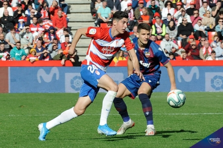 Carlos Fernández, que podría repetir en el once inicial, durante el choque ante el Levante (JOSÉ M. BALDOMERO)