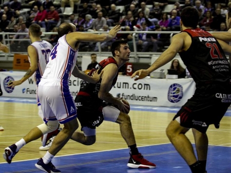 Joan Pardina penetra a canasta (PHOTOGRAPHERS SPORTS)