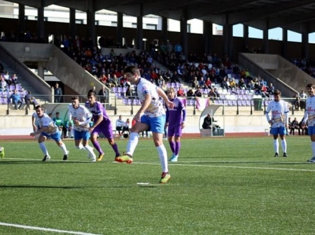 El capitán lojeño Nino transforma el penalti que supone el segundo gol (MIGUEL JÁIMEZ)