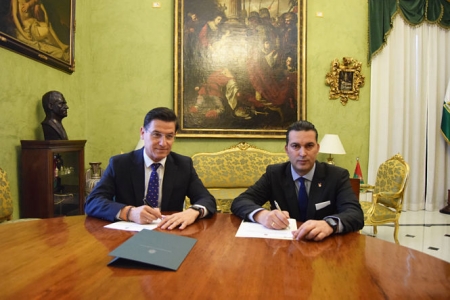 Óscar Fernández y Luis Salvador han firmado el convenio (FUNDACIÓN CB GRANADA) 