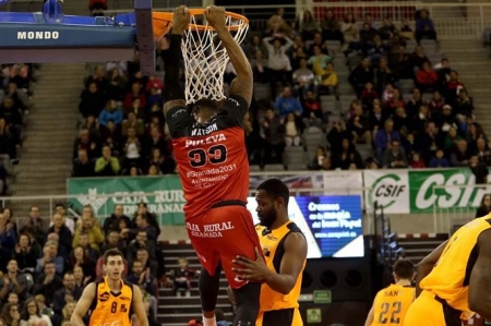 Earl Watson machaca el aro (JOSÉ VELASCO) 
