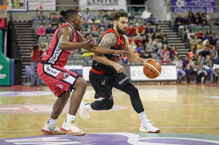 Diego Kapelan intenta irse de su defensor (FERMÍN RODRÍGUEZ) 
