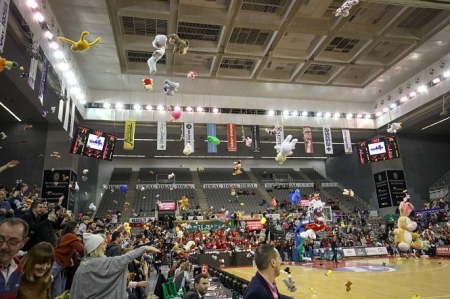 Lluvia de peluches en el Palacio de los Deportes (FERMÍN RODRÍGUEZ) 