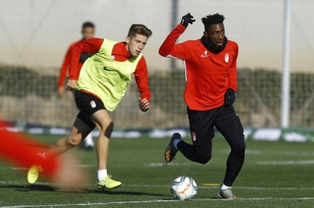 Eteki conduce en balón durante la sesión (P.VILLOSLADA GCF)