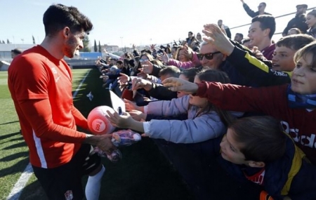 Neva se acerca a los aficionados presentes (P.VILLOSLADA GCF)