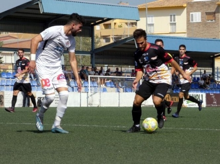 Del Moral conduce el balón en el encuentro disputado esta temporada en Vélez (MIGUEL JÁIMEZ) 
