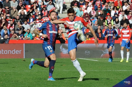 José Antonio Martínez en una jugada en el encuentro ante el Levante (J. M. BALDOMERO)