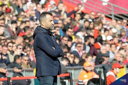 Diego Martínez, técnico del Granada CF, sigue la evolución de sus jugadores desde la banda (JOSÉ M. BALDOMERO)