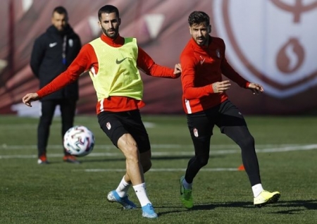 Vadillo y Gonalons pugnan por un balón (P.VILLOSLADA GCF)