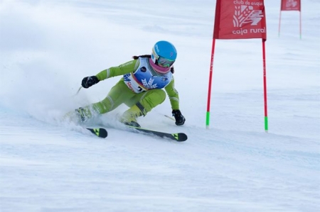 Prueba de esquí alpino infantil en Sierra Nevada (FADI)