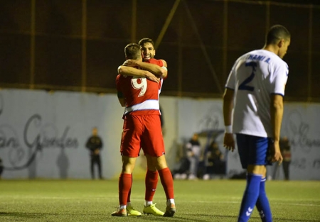 Antonio Puertas celebra el tanto junto a Roberto Soldado (GRANADA CF)