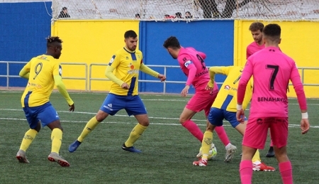 Eric y Manu Daza no tuvieron su dia ante el Atlético Porcuna (PACO CASTILLO / ARCHIVO)