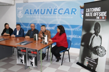Momento de la presentación del libro (AYTO. ALMUÑÉCAR)