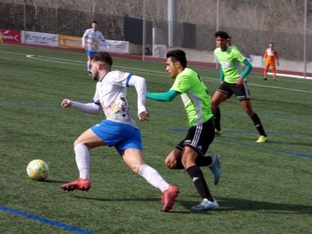 Paco Ariza se marcha con el balón ante un jugador almeriense (MARIO GARCÍA)