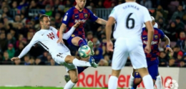 Víctor Díaz en una acción del encuentro ante el cuadro culé (LA LIGA) Víctor Díaz en una acción del encuentro ante el cuadro culé (LA LIGA)