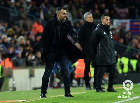 Diego Martínez dando órdenes desde el banquillo ( La Liga) Diego Martínez dando órdenes desde el banquillo ( La Liga)