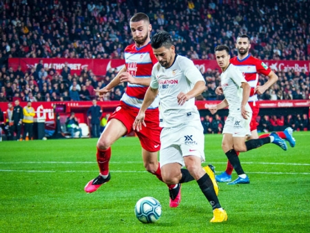Domingos Duarte en carrera con Nolito, autor del segundo tanto sevillista (SEVILLA FC)