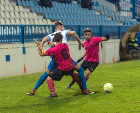 El local Moi Gómez rodeado de dos jugadores melillenses (SEMANARIO MUCHO DEPORTE)