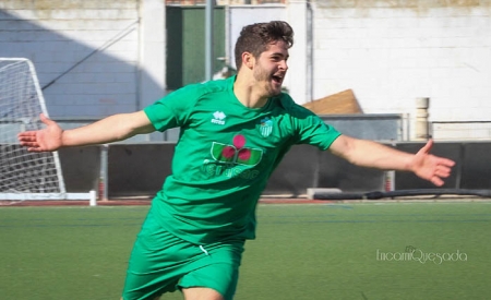 Pablo Gozález celebra uno de los goles ante la UD San Pedro (ENCARNI QUESADA)