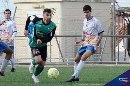 Jordi hizo el primer gol del Huétor Vega (JOSÉ M.BALDOMERO)