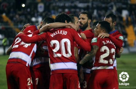 Los jugadores del Granada CF celebran el tanto de Carlos Fernández que daba la clasificación (LA LIGA)