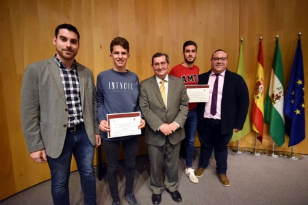 José Entrena ha entregado las becas a los jovenes deportistas (DIPUTACIÓN)