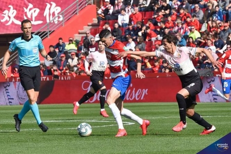 Carlos Fernández fue fundamental en la victoria del Granada (JOSÉ M. BALDOMERO) 