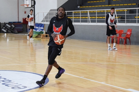 Primer entrenamiento de Mykal Riley (FUNDACIÓN CB GRANADA) 