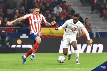 Eteki en una acción del encuentro ante el Atlético de Madrid (JOSÉ M. BALDOMERO)