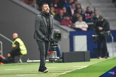 Diego Martínez da instrucción sobre el césped del Wanda Metropolitano (JOSÉ M. BALDOMERO) Diego Martínez da instrucción sobre el césped del Wanda Metropolitano (JOSÉ M. BALDOMERO)