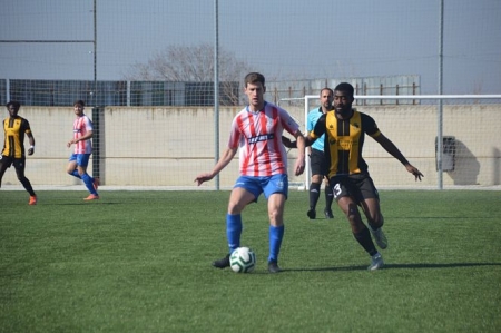 Rodri controla el balón ante la presión de un jugador del Berja (GABRIEL R. LÁZARO) 