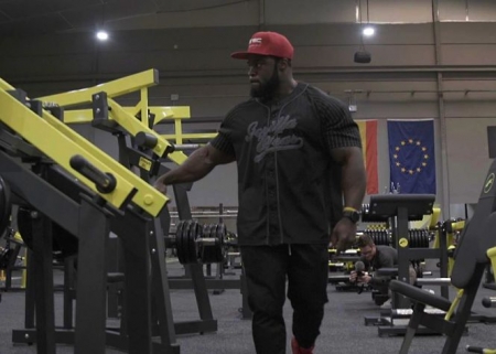 Brandon Curry en las instalaciones de MASmusculo Fit (MÁSMUSCULO FIT) 