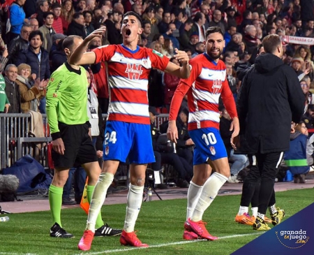 Carlos Fernández celebra el tanto de la victoria ante el Real Valladolid (JOSÉ M. BALDOMERO)