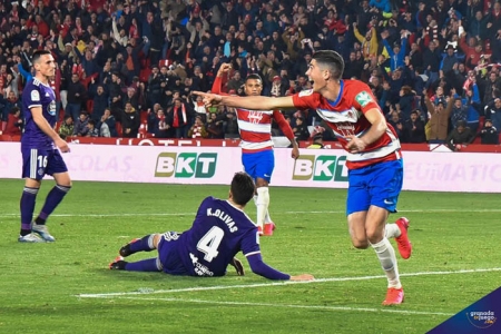 Carlos Fernández tras marcar el segundo tanto del partido (JOSÉ M. BALDOMERO)