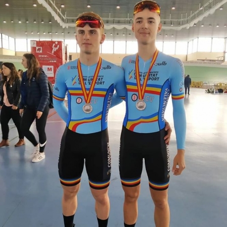 Iker Bonillo y Gerard Montoro posan con la medalla (MANUELA FUNDACIÓN) 