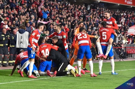 El equipo celebra el triunfo ante el Valladlid (BALDOMERO) El equipo celebra el triunfo ante el Valladlid (BALDOMERO)
