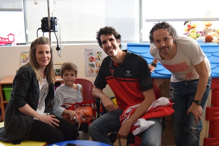 Sergio Olmos con uno de los niños ingresados (FUNDACIÓN CB GRANADA) 