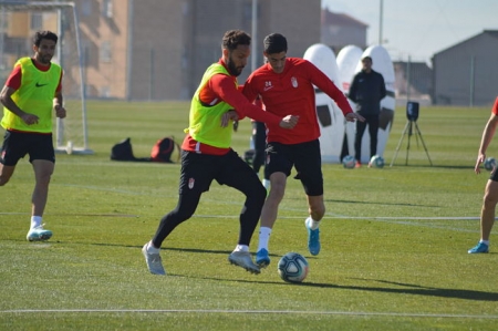 Germán y Carlos Fernández pugnan por un balón (GRJ) Germán y Carlos Fernández pugnan por un balón (GRJ)