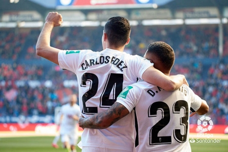 Carlos Fernández y Machí celebran el primer tanto del equipo rojiblanco (LA LIGA)