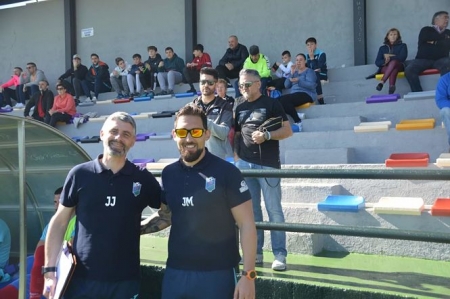 Josemi Ortiz (derecha) junto a su segundo entrenador (GABRIEL R. LÁZARO) 
