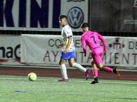 Álex Romero avanza con el balón perseguido por el malagueño Meléndez. (MIGUEL JÁIMEZ) 