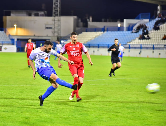 El goleador local Juanfran mantuvo una buena pugna con el visitante Sanabria (SEMANARIO MUCHO DEPORTE) El goleador local Juanfran mantuvo una buena pugna con el visitante Sanabria (SEMANARIO MUCHO DEPORTE)