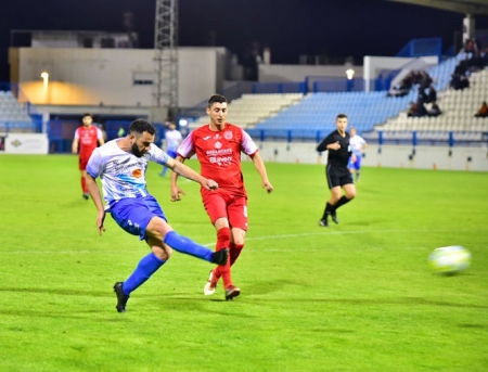 El goleador local Juanfran mantuvo una buena pugna con el visitante Sanabria (SEMANARIO MUCHO DEPORTE) 