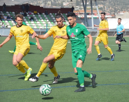Atarfe y Cubillas disputaron un intenso derbi (GABRIEL R. LÁZARO)